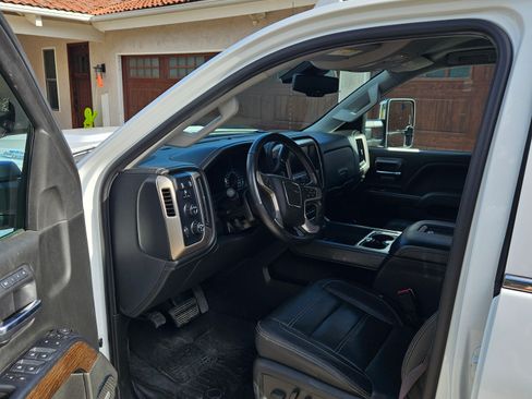 Used 2017 GMC Sierra 2500 Denali w/ Duramax Plus Package image 4