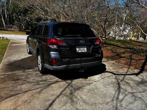 Used 2011 Subaru Outback 2.5i Premium image 2
