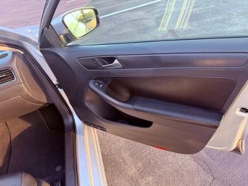 Used 2012 Volkswagen Jetta SE image 2