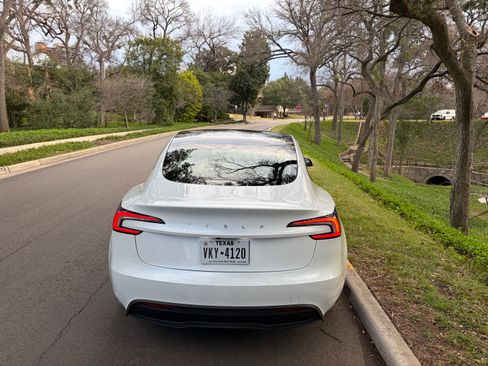 Used 2024 Tesla Model 3 Standard Range image 9