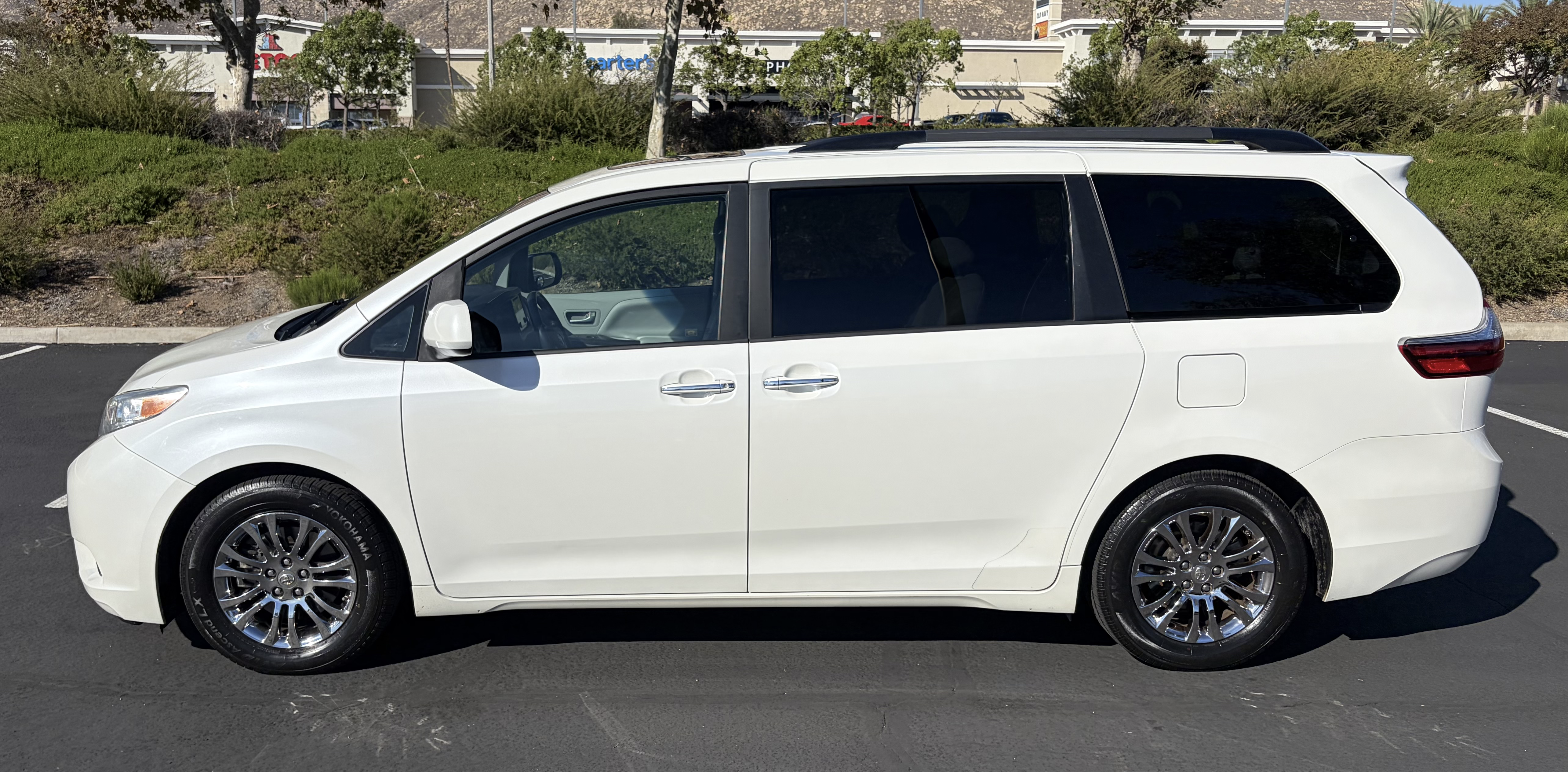 Used 2015 Toyota Sienna XLE w/ XLE Navigation Package FWD image 4
