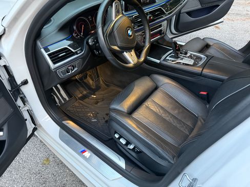 Used 2019 BMW 750i w/ Executive Package image 9
