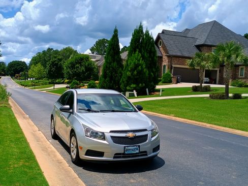 Used 2014 Chevrolet Cruze LS image 1