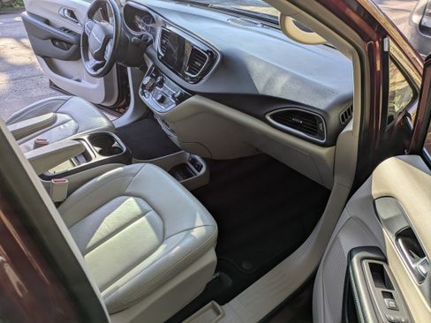 Used 2018 Chrysler Pacifica Touring-L image 19