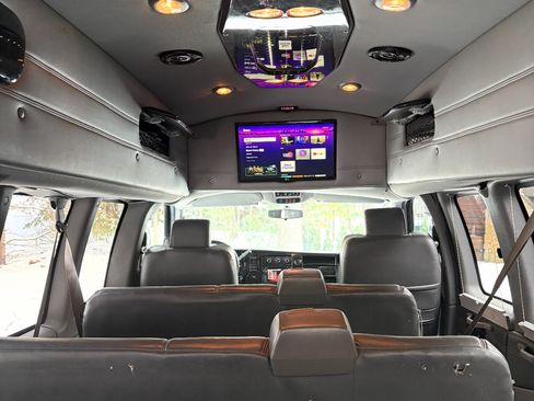 Used 2017 GMC Savana 3500 LT w/ LT Preferred Equipment Group image 8