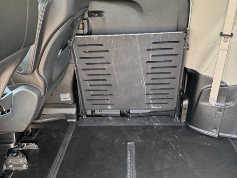 Used 2024 Chrysler Pacifica Touring-L FWD image 18