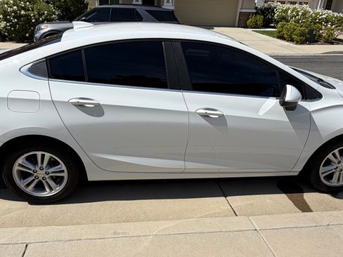 Used 2017 Chevrolet Cruze LT w/ Convenience Package FWD image 8