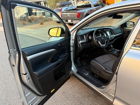 Used 2018 Toyota Highlander Plus w/ Carpet Mat Package (TMS) image 12