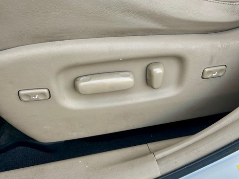 Used 2012 Toyota Highlander Limited w/ Tow Pkg image 6