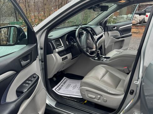 Used 2018 Toyota Highlander XLE image 11