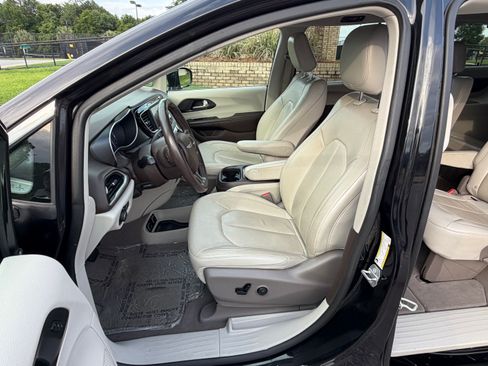 Used 2020 Chrysler Pacifica Touring-L FWD image 10