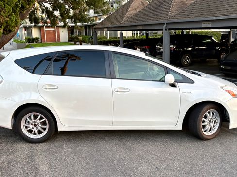 Used 2014 Toyota Prius V Two FWD image 5