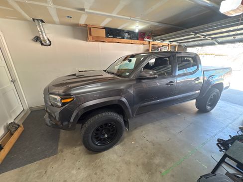 Used 2021 Toyota Tacoma TRD Sport w/ Technology Package image 1