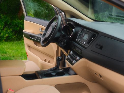 Used 2016 Kia Sedona LX w/ LX Convenience Package image 2