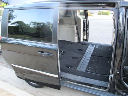 Used 2015 Chrysler Town & Country Touring image 16