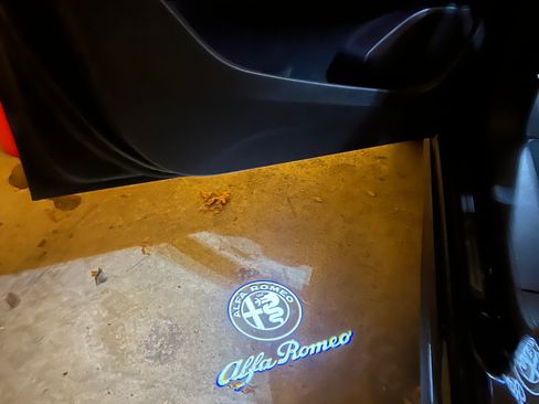 Used 2023 Alfa Romeo Stelvio Quadrifoglio image 2