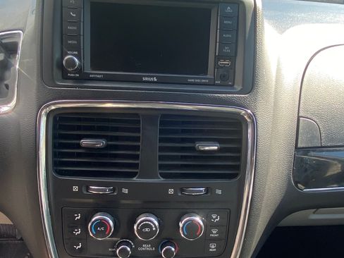 Used 2019 Dodge Grand Caravan SXT image 14