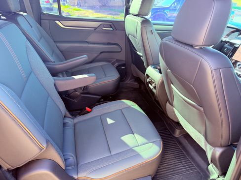 Used 2024 GMC Acadia AT4 w/ Luxury Package image 12