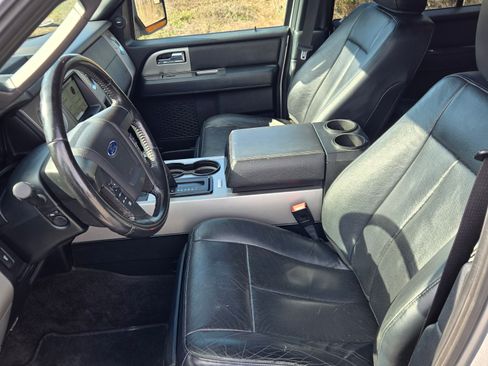 Used 2016 Ford Expedition XLT w/ Equipment Group 202A AWD/4WD image 9