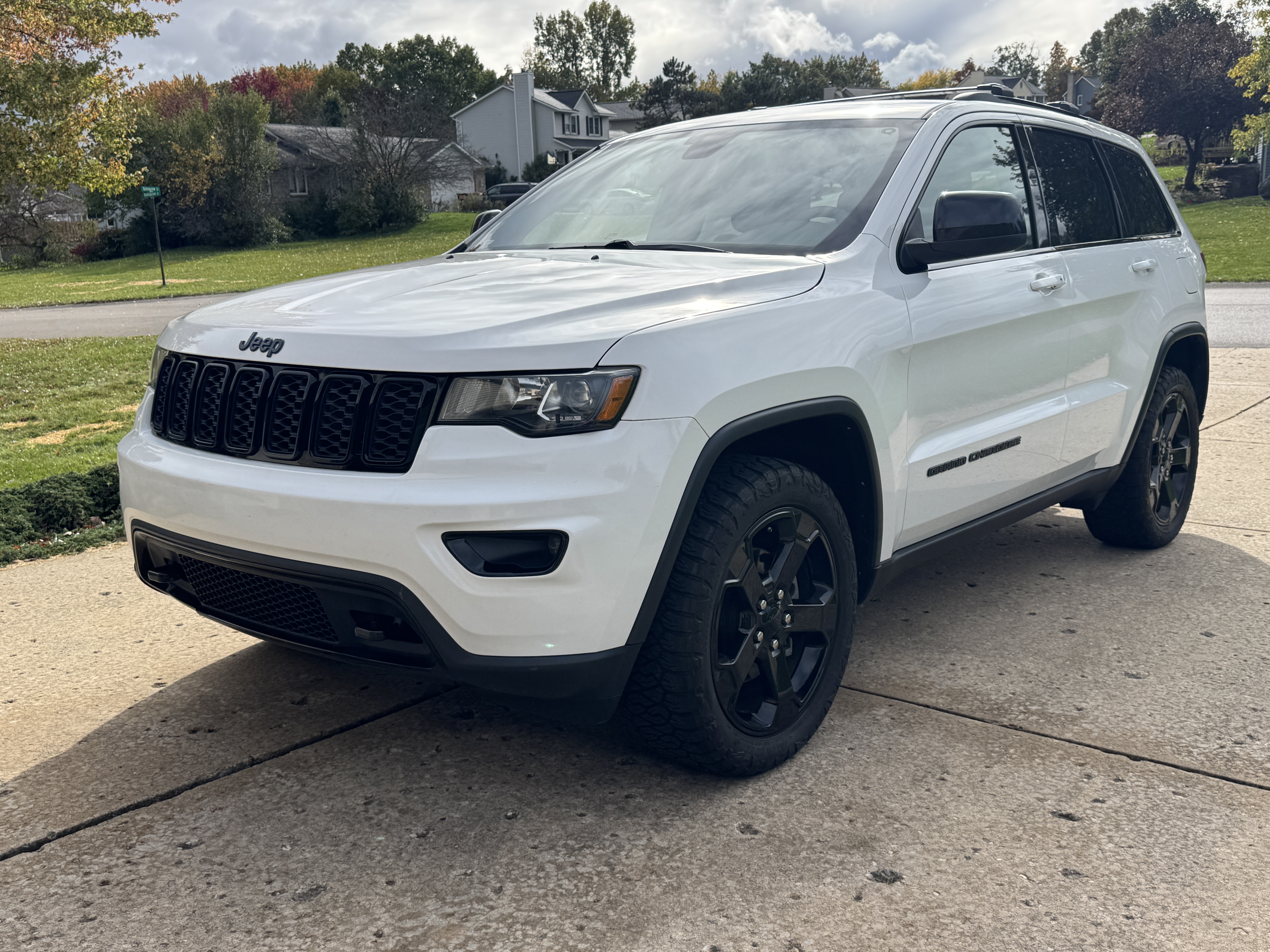 Used 2018 Jeep Grand Cherokee Laredo AWD/4WD image 1