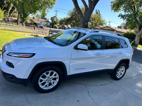 Used 2018 Jeep Cherokee Latitude FWD image 4