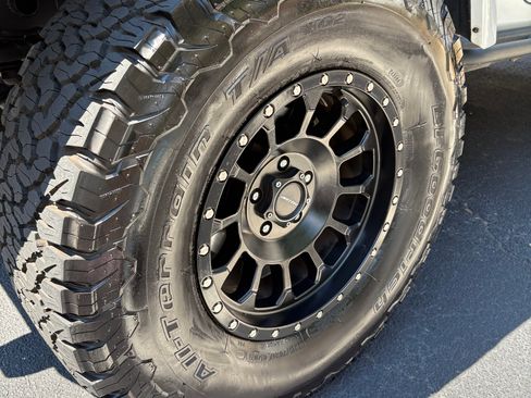 Used 2017 Jeep Wrangler Unlimited Sahara AWD/4WD image 15