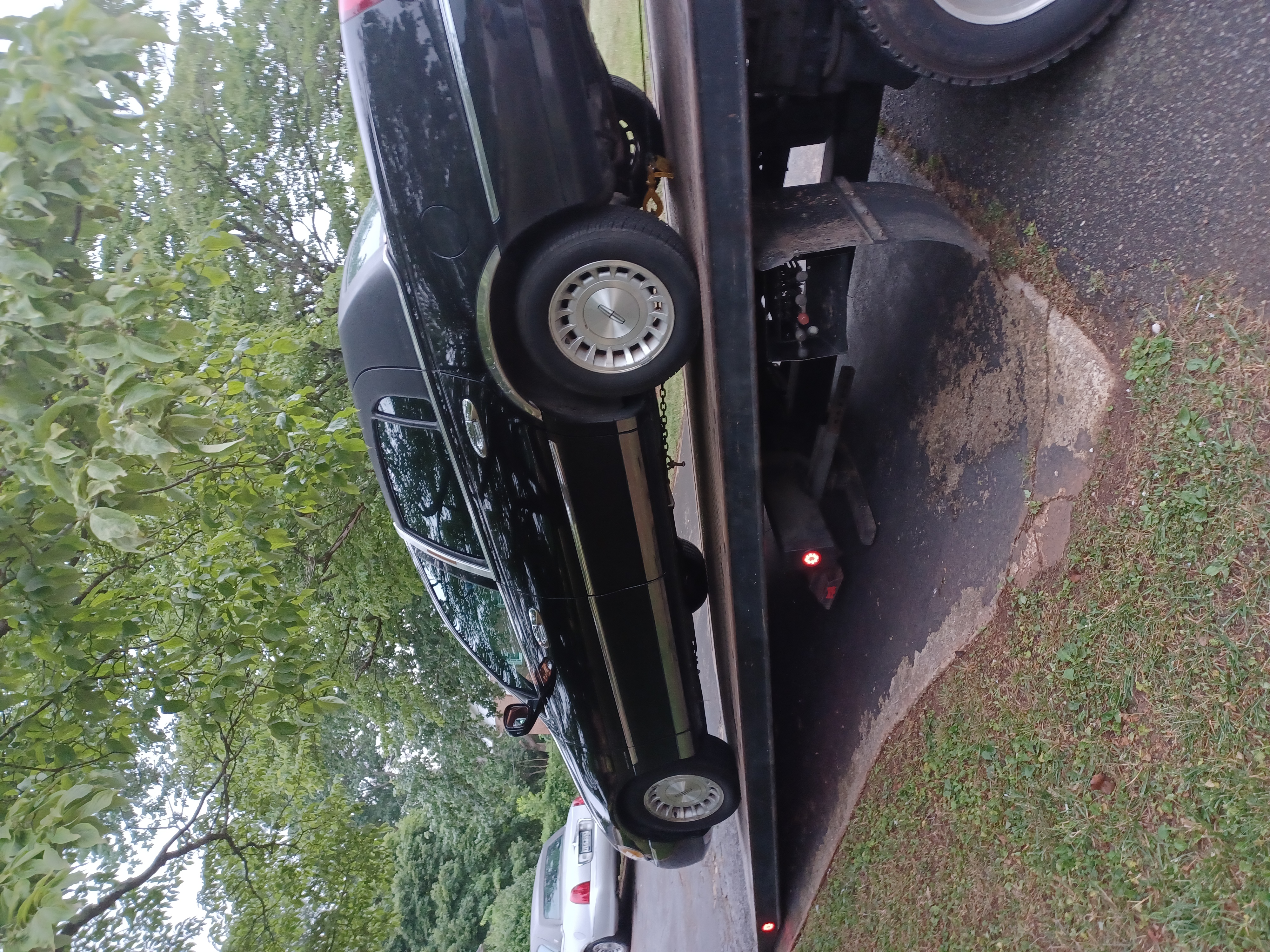 Used 1998 Lincoln Town Car Executive RWD image 5