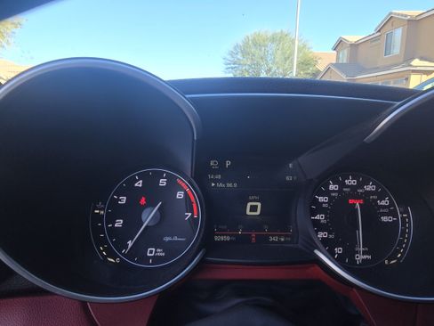 Used 2018 Alfa Romeo Giulia image 2