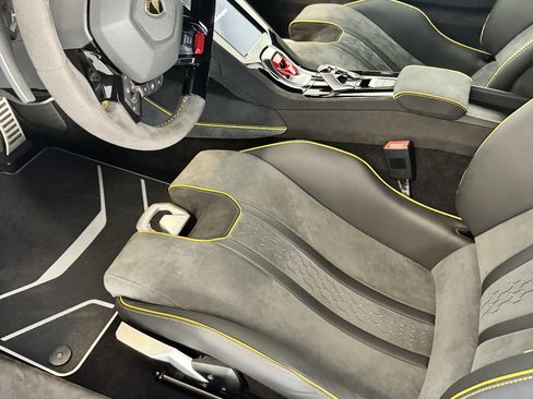 Used 2024 Lamborghini Huracan Sterrato image 2