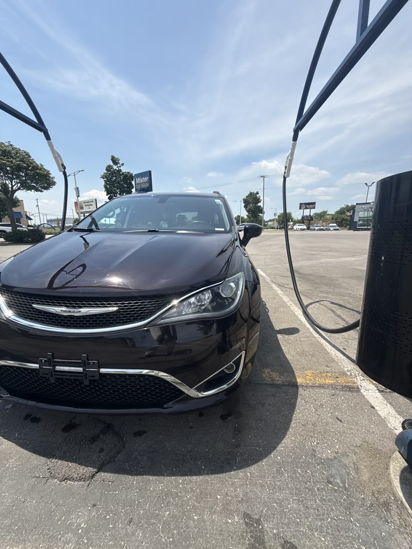Used 2017 Chrysler Pacifica Touring-L FWD image 2