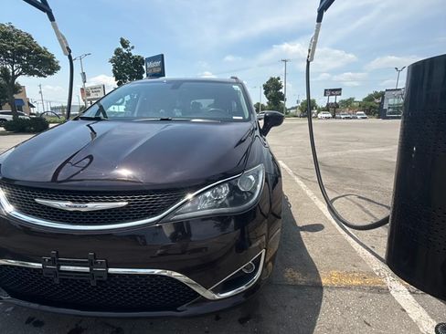 Used 2017 Chrysler Pacifica Touring-L FWD image 2