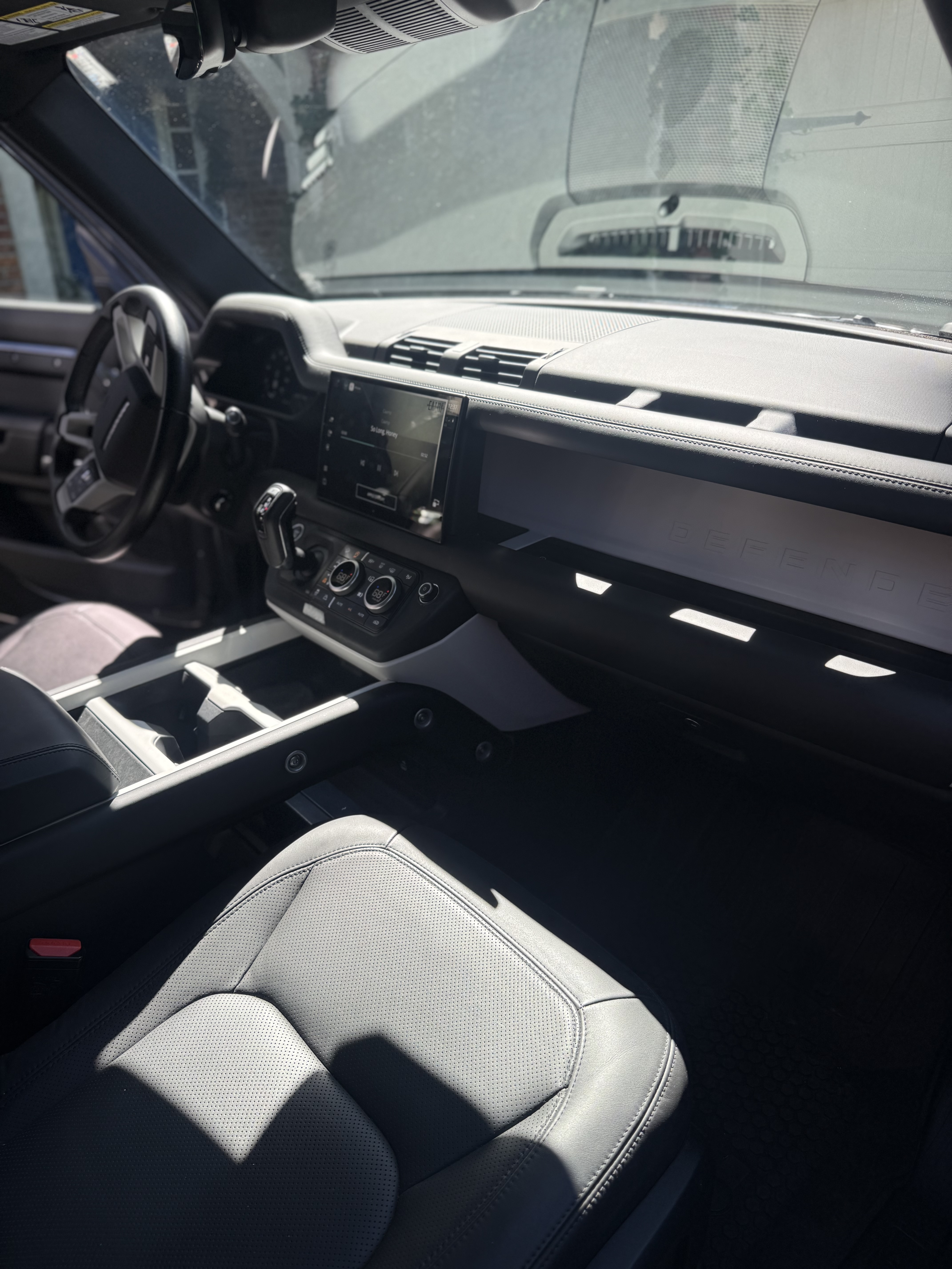Used 2025 Land Rover Defender 110 X-Dynamic SE AWD/4WD image 18