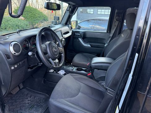 Used 2016 Jeep Wrangler Unlimited Sahara image 9