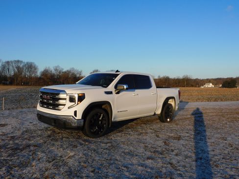 Used 2023 GMC Sierra 1500 SLE w/ Enhanced Capability Package image 2