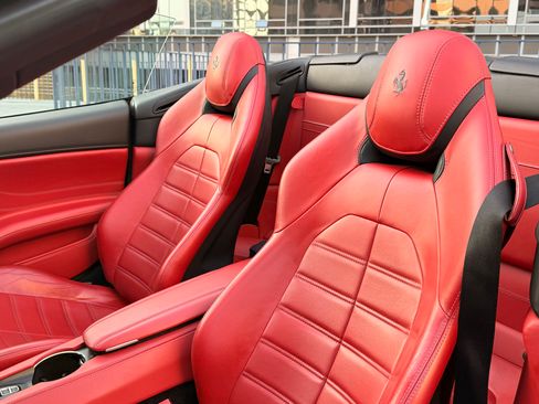 Used 2017 Ferrari California T image 5