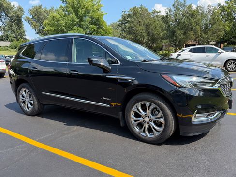 Used 2018 Buick Enclave Avenir w/ Avenir Technology Package AWD/4WD image 2