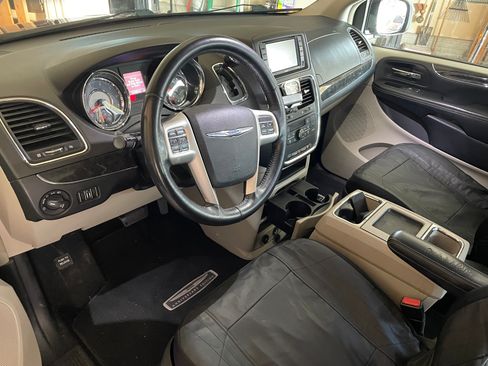 Used 2016 Chrysler Town & Country Touring-L FWD image 11