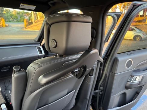 Used 2024 Land Rover Discovery Metropolitan Edition image 11