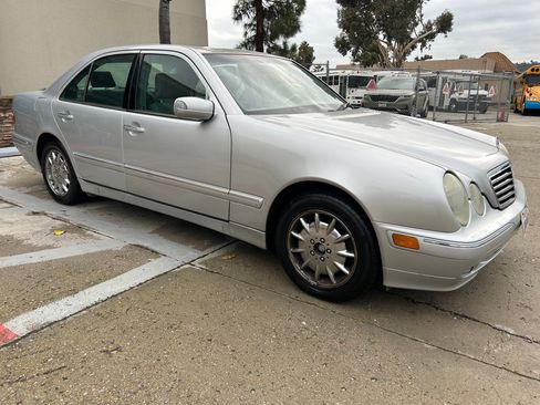 Used 2000 Mercedes-Benz E 320 Sedan image 4