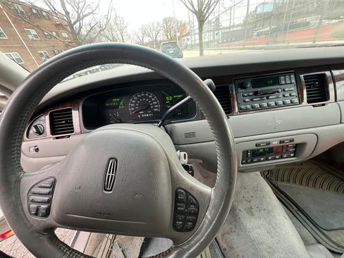 Used 2000 Lincoln Town Car Signature image 21