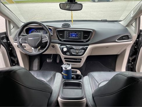 Used 2017 Chrysler Pacifica Touring-L image 15