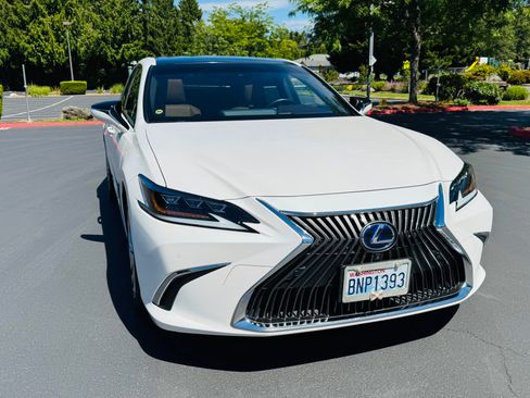 Used 2019 Lexus ES 300h w/ Accessory Package 2 FWD image 11