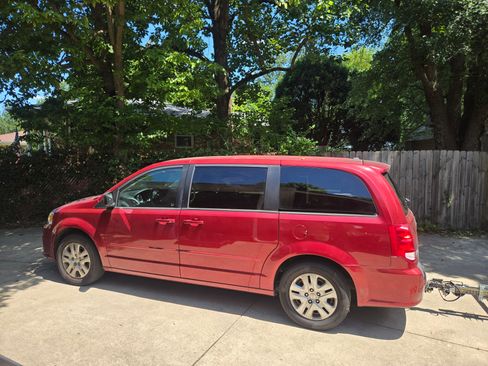 Used 2014 Dodge Grand Caravan SE w/ Quick Order Package 29E SE FWD image 4