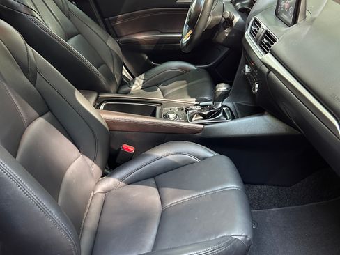 Used 2018 MAZDA MAZDA3 Touring FWD image 18