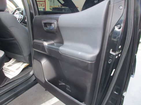 Used 2021 Toyota Tacoma TRD Off-Road w/ Technology Package image 19