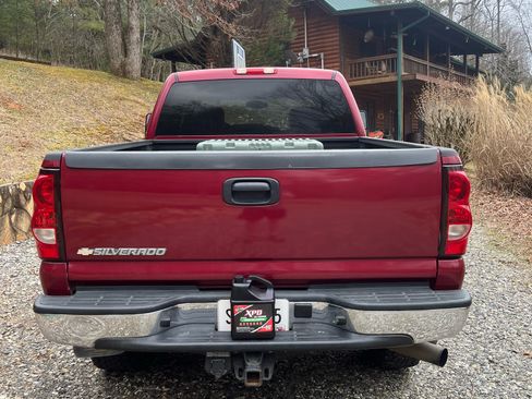 Used 2006 Chevrolet Silverado 2500 LT w/ Heavy-Duty Power Package image 6