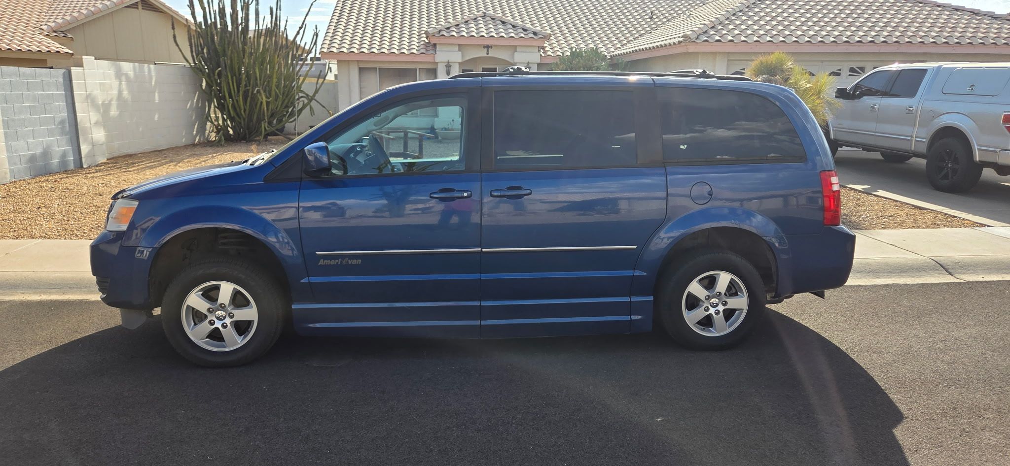 Used 2010 Dodge Grand Caravan SXT FWD image 2