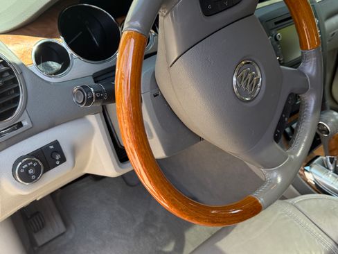 Used 2008 Buick Enclave CXL w/ Entertainment Package #4 FWD image 13