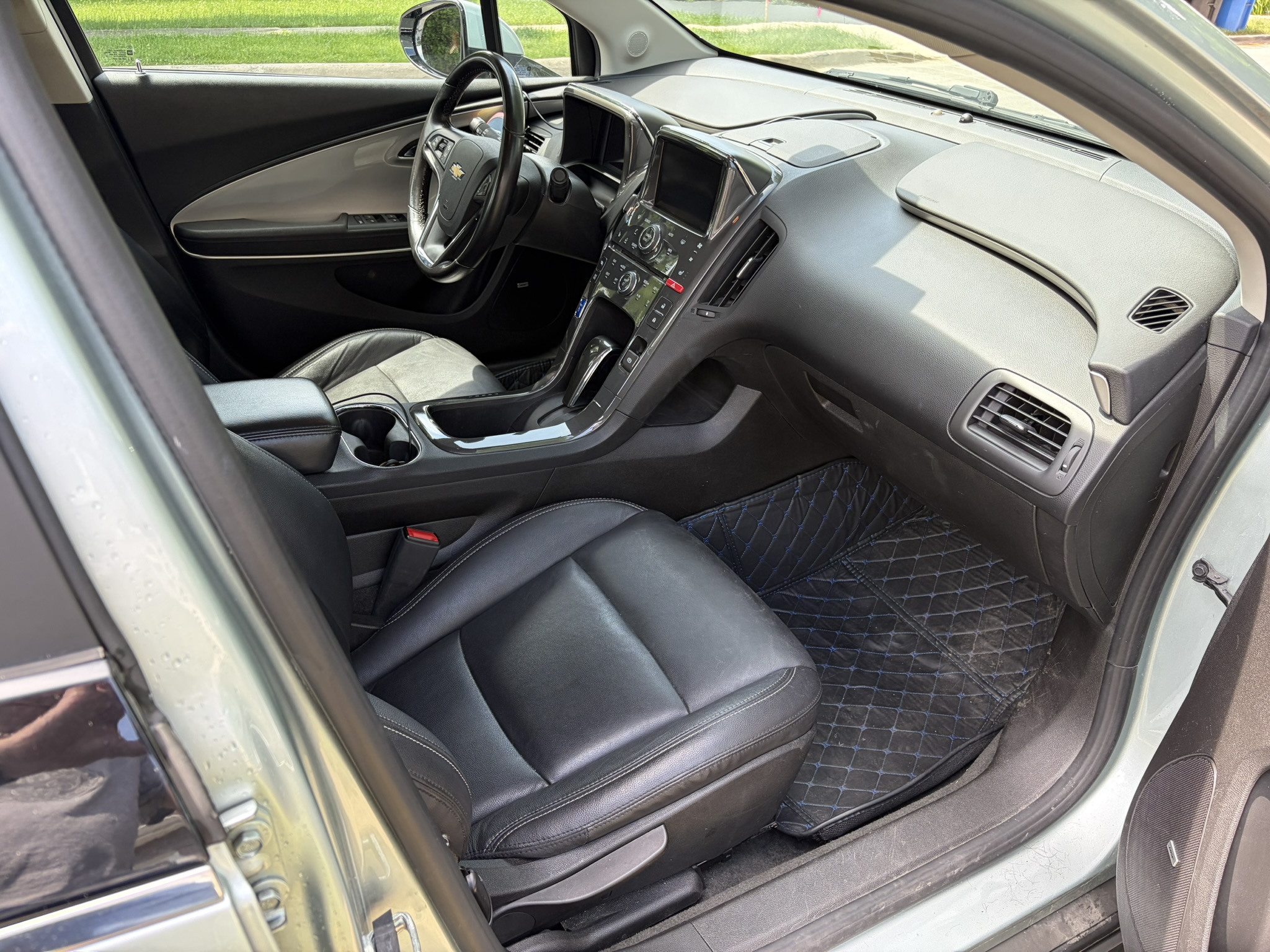 Used 2013 Chevrolet Volt Premium w/ Premium Trim Package FWD image 12
