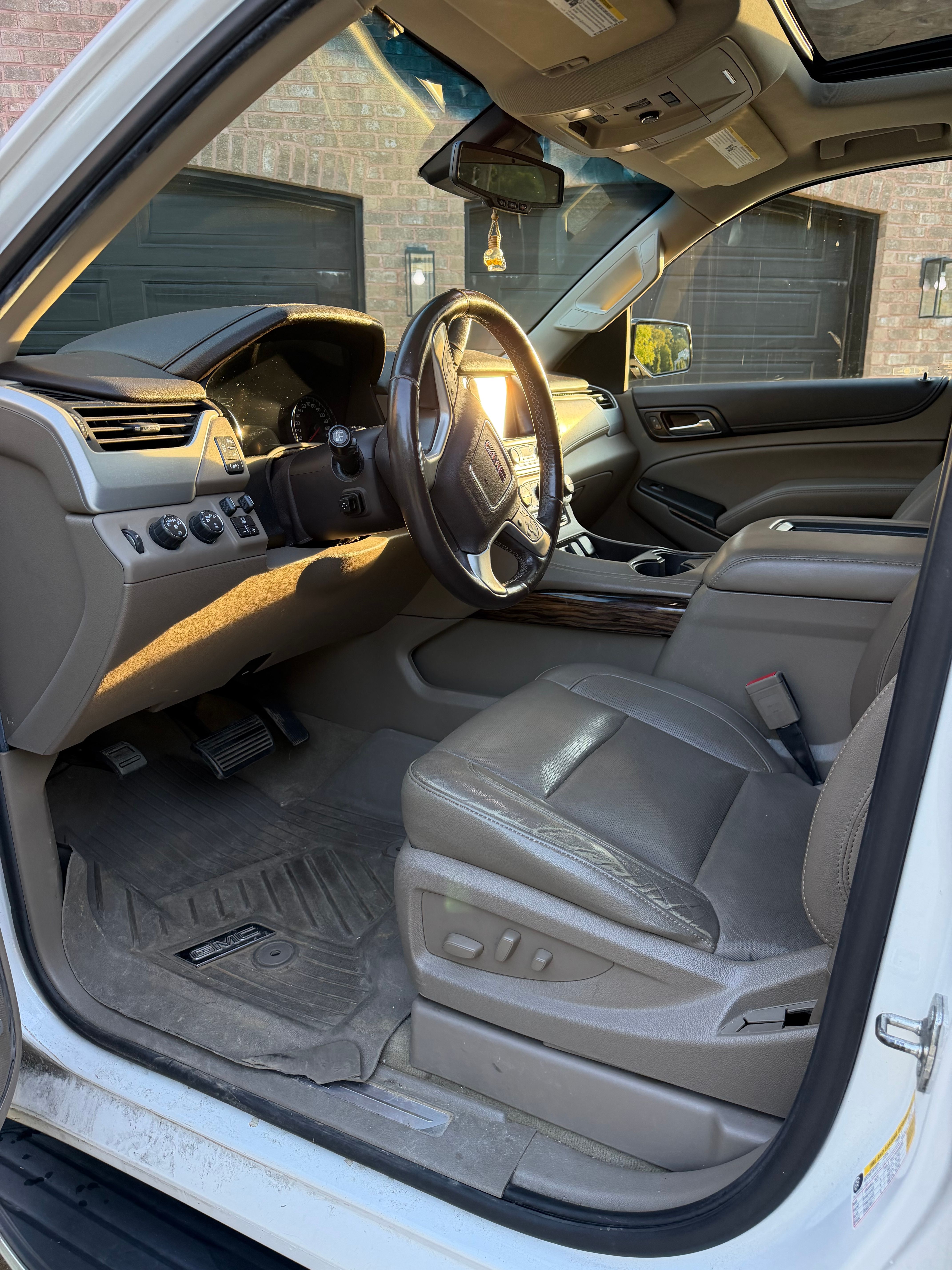Used 2017 GMC Yukon XL SLT w/ Premium Edition AWD/4WD image 10